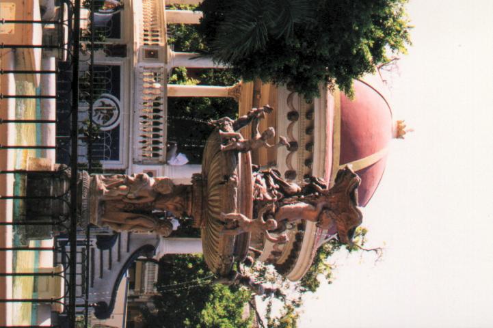 granada_plaza_central_fountain.jpg